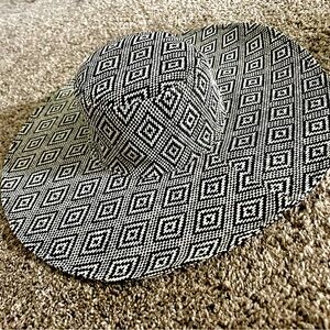 Black / White Large Brim Summer Hat (NWOT)